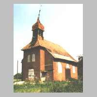 051-1001 Die kleine Kirche in Koellmisch Damerau 1999. Sie dient heute als Lagerraum. .jpg